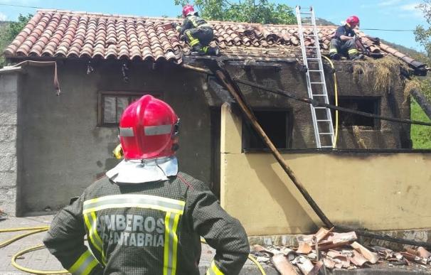 Sofocado un incendio en una cuadra de San Vitores que ha afectado al porche y la cubierta