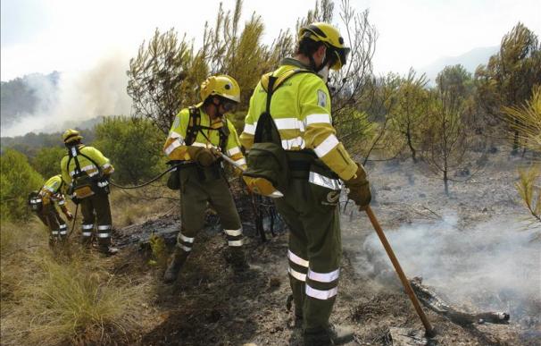Continúan las labores de extinción del incendio forestal de Cartagena
