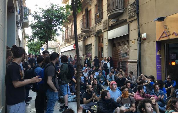 Unos 50 activistas se sientan ante el cordón policial cerca del 'Banc Expropiat'