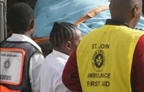 Al menos veintitrés muertos y una treintena de heridos al caer un autobús a un río keniano