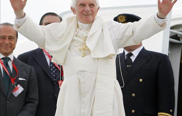 El papa se va de España "contento y agradecido"