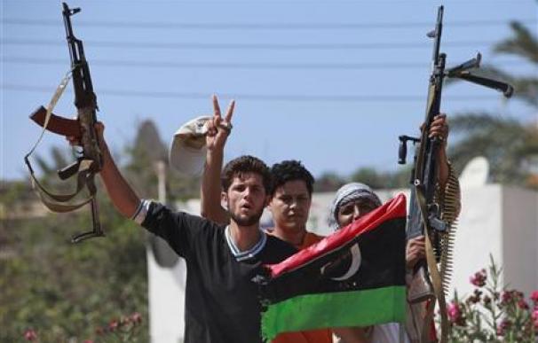 Rebeldes libios se dirigen a Trípoli para apoyar la revuelta