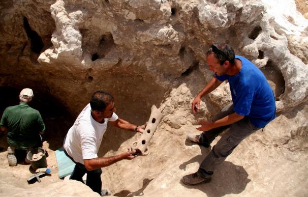 Arqueólogos israelíes descubren un pozo con objetos de culto de hace 3.500 años
