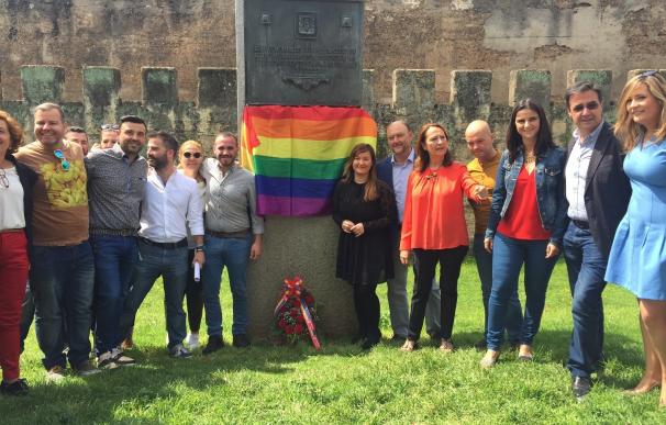 El PSOE apoya al colectivo Lgtbi en un acto al aire libre y recuerda al activista socialista Pedro Zerolo