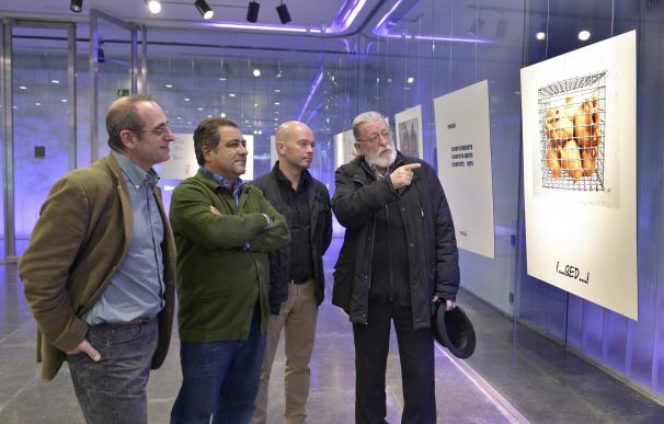 Inauguración de la exposición de poemas visuales 'Mírala poesía-Mira la poesía' del escritor Pablo del Barco