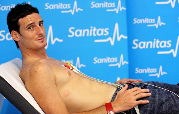 El jugador del Valencia Aduriz afina su puntería a una semana del arranque de la Liga