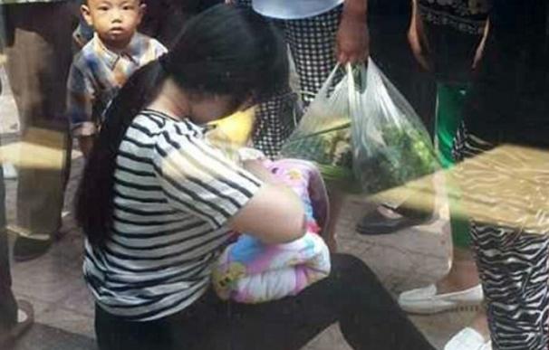 Una mujer china se gana el apodo de la 'madre más guapa' al amamantar a un bebé abandonado en plena calle