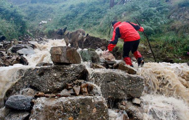 La Unidad Militar de Emergencias dobla sus efectivos para paliar las inundaciones en Valdés (Asturias)