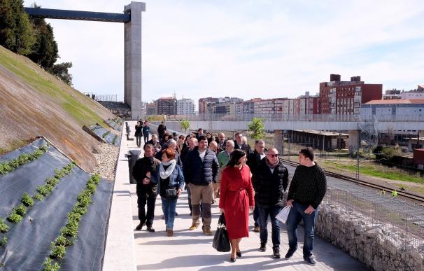 La Peña del Cuervo estrena conexión con la pasarela de Castilla-Hermida, con un paseo de 170 metros