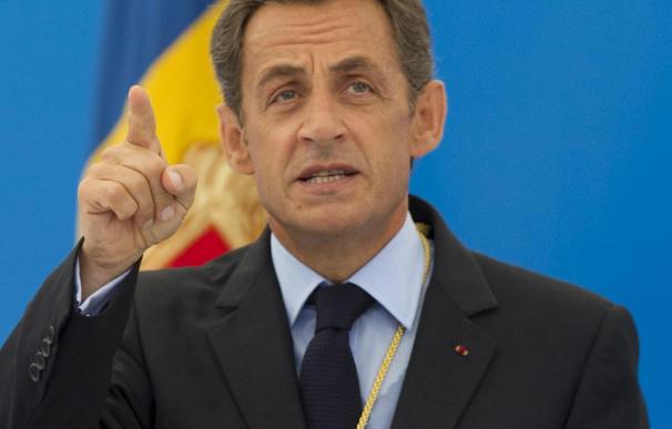 Sarkozy desoye las críticas y comienza a deportar gitanos