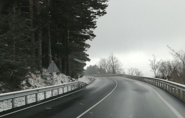 Catorce quitanieves trabajan para limpiar las carreteras madrileñas, tranquilas ya tras la nevada