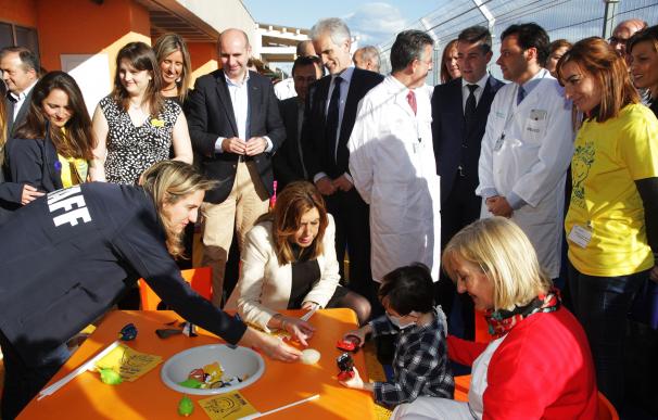 Díaz destaca que la terraza de juegos para niños del Materno es "ejemplo de humanizar" los hospitales