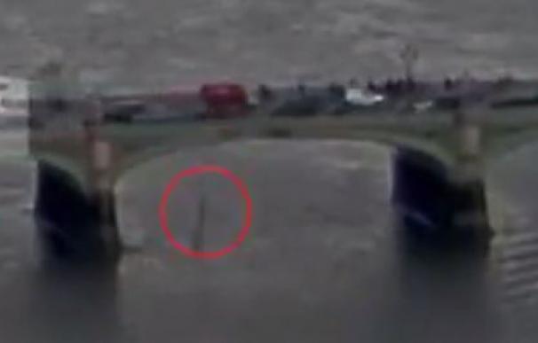 Así arrolló el terrorista con su coche a los ciudadanos indefensos mientras una mujer saltaba al Támesis