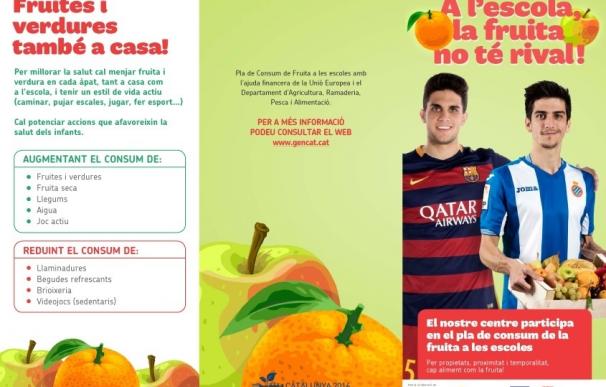 Los futbolistas Marc Bartra y Gerard Moreno promueven el consumo de fruta en las escuelas