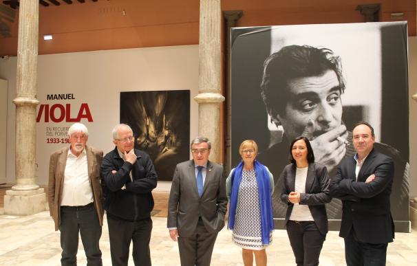 El alcalde de Lérida visita la exposición de la DPZ sobre Manuel Viola