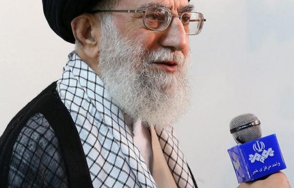 Jameneí dice que EEUU pidió a Irán colaborar en la lucha contra el EI pero "lo rechazamos"