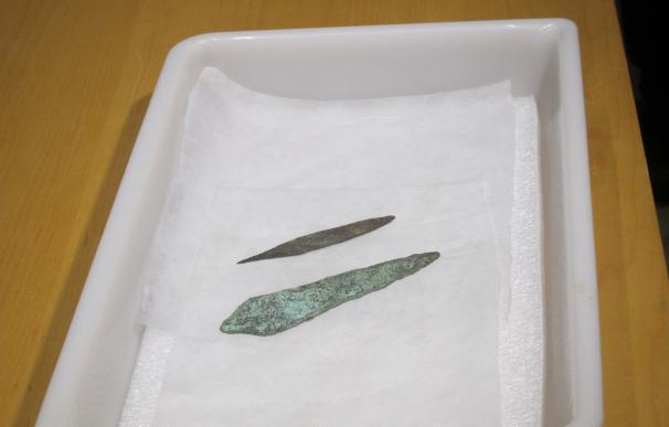 El MUPAC incorpora dos puñales prehistóricos cuyo valor hace reabrir el yacimiento del Collado de Las Llaves