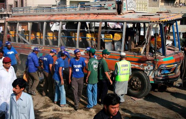 10 muertos en un atentado contra un autobús con peregrinos chiíes en Karachi
