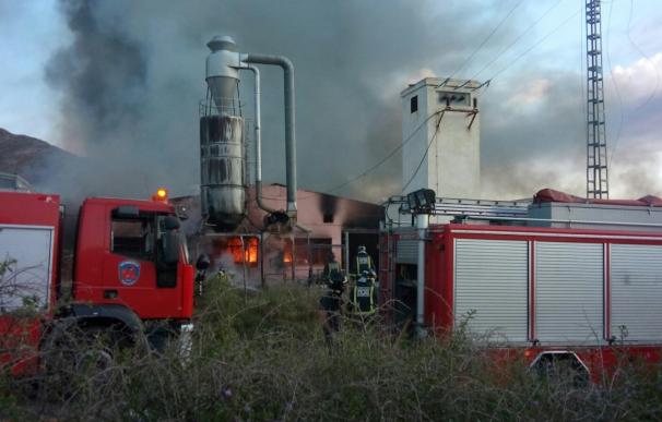 Bomberos dan por extinguido el incendio en fábrica de colchones de Yecla