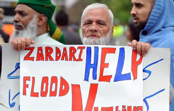 Zardari vuelve a un Pakistán inundado tras su criticada ausencia de una semana