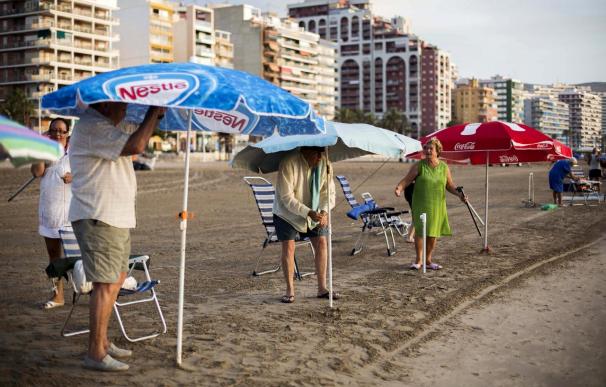 Hacer cola desde las 7 de la mañana para clavar la sombrilla en primera línea de playa