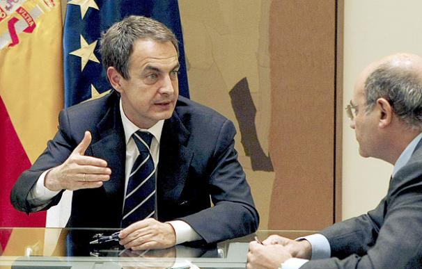 Zapatero presenta su reforma a sindicatos y empresarios - EFE