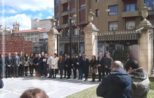 El Parlamento vasco guarda un minuto de silencio en memoria de las víctimas del ataque de Londres