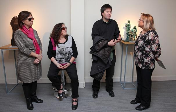 Once artistas ciegos muestran sus esculturas "creadas en la oscuridad" en el Museo Tiflológico de la ONCE en Madrid