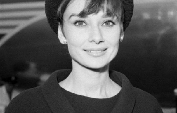 Subastan sellos únicos de Audrey Hepburn valorados en medio millón de euros