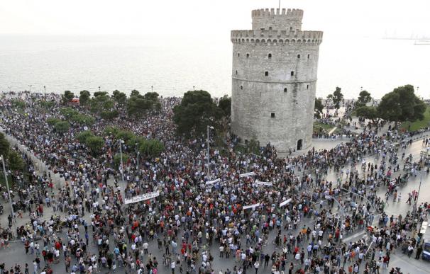 Miles de griegos 'toman la plaza' al estilo de España