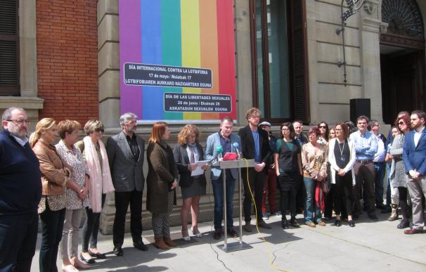 Parlamentarios navarros y ciudadanos participan en Pamplona en una concentración contra la homofobia