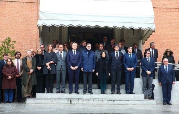 Rajoy y Santamaría guardan un minuto de silencio en Moncloa por las víctimas del atentado terrorista de Londres