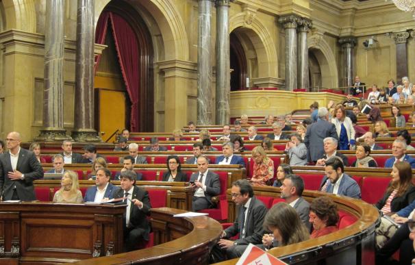 El Parlamento catalán pide elevar a tribunales internacionales el "currículum" de miembros del TC