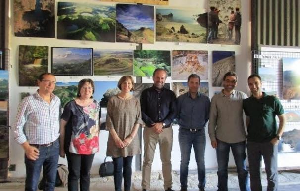 La Junta visita en Doña Mencía las exposiciones 'De Noruega a la Subbética a golpe de pedal'