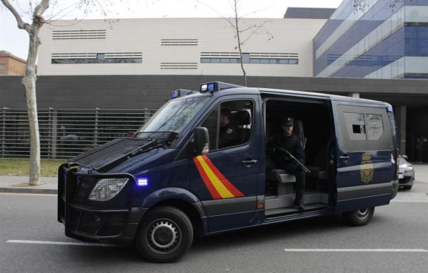 Trasladan a Madrid a seis detenidos por yihadismo en 10 vehículos