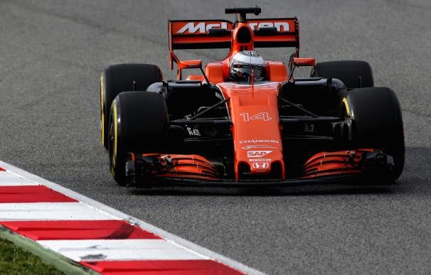 Fernando Alonso con su MCL32 en los test de pretemporada.