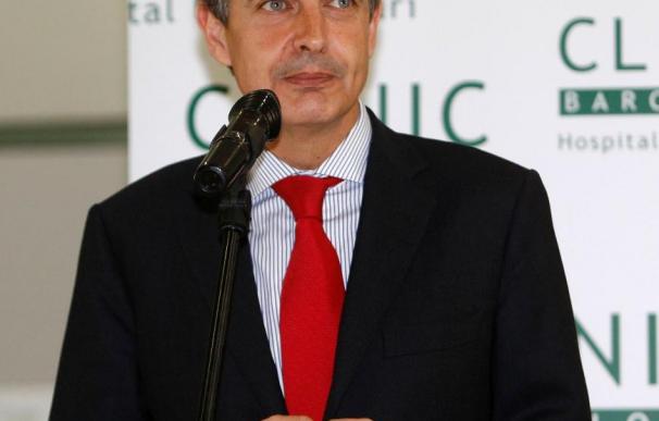 Zapatero niega cambios y bandazos en la política económica y defiende las señas del PSOE
