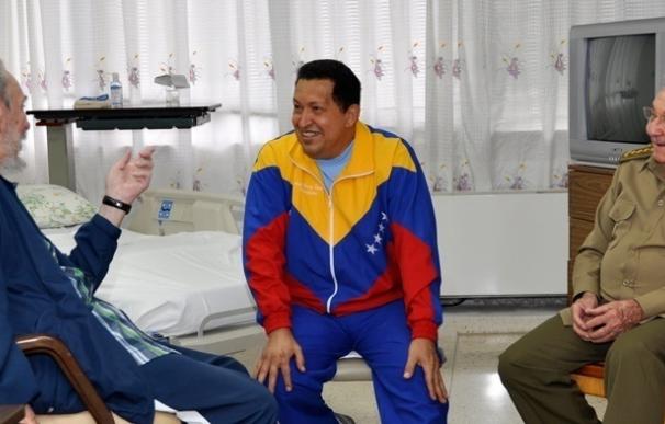 Chávez llama por teléfono desde Cuba a miembros de su partido para darles "instrucciones"