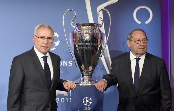 Gento y Amancio posan con el trofeo de la Champions League