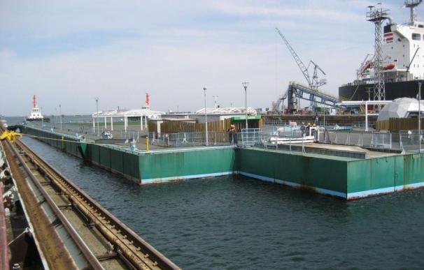 TEPCO construye un muro de acero para frenar la radiación en el mar de Fukushima