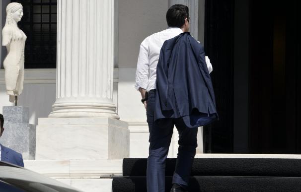 El primer ministro Tsipras llega a su oficina en Atenas tras lograr el acuerdo en Bruselas