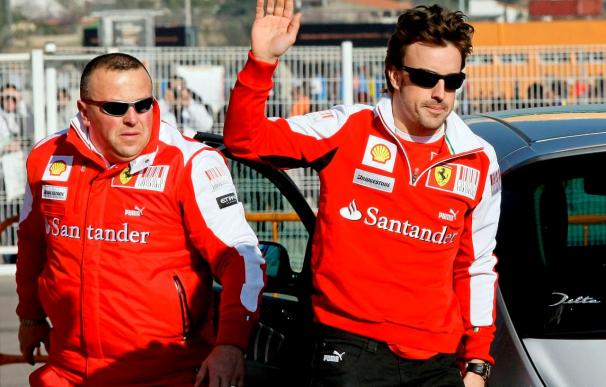 Fernando Alonso llega a Valencia para incorporarse al trabajo de Ferrari