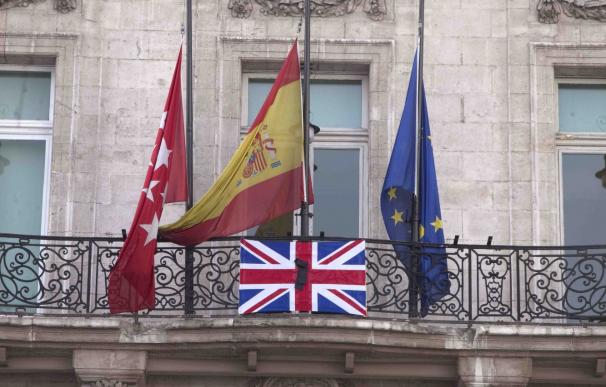La Real Casa de Correos luce la bandera británica con crespón negro por el atentado de Londres