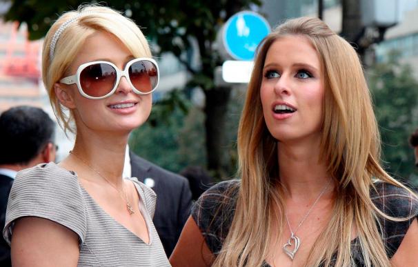 Paris Hilton, que al parecer ha sido demandada por agresión sexual, junto a su hermana.
