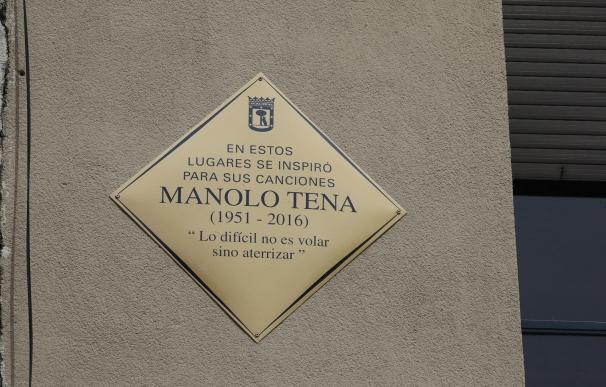 Rosario Flores, Nacho García Vega y David DeMaría homenajean a Manolo Tena, que ya tiene una placa en Lavapiés