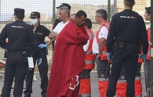 Detenidos dos presuntos patrones de una patera con 12 argelinos que pagaron 800 euros por el viaje