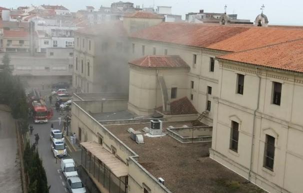 Un incendio en un almacén del Hospital Virgen de la Montaña de Cáceres obliga a desalojar una planta