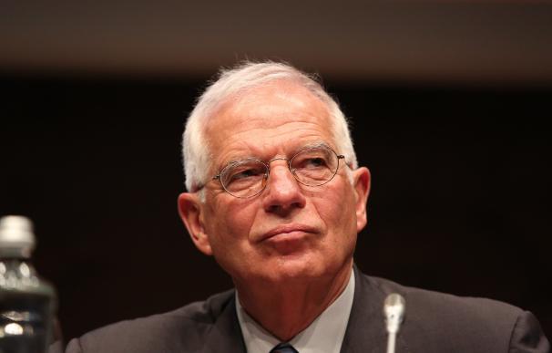Borrell se declara poco amigo de prohibiciones y dice que lo importante es que la estelada no ondee en Ayuntamientos