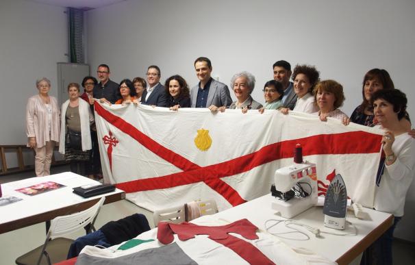 Vecinos de Plaza del Mercado y entorno recibirán 100 banderas de Logroño para San Bernabé
