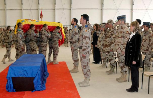 Chacón llega a Afganistán para coordinar la repatriación del soldado muerto